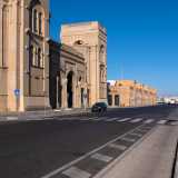 Costeggiando l�ingresso monumentale della Fiera del Levante...